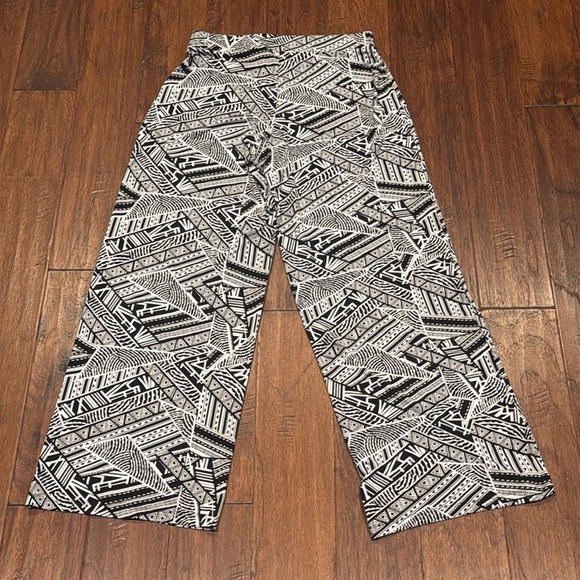 Medium Black and White Geometric Patterned Pants - Picture 2 of 8